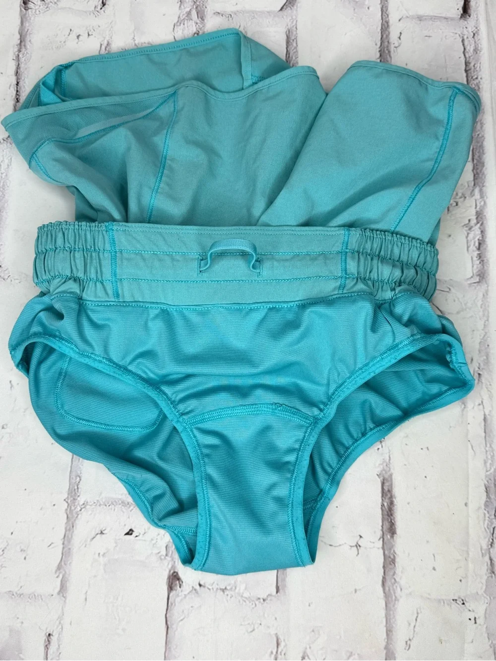Lululemon Womens Hotty Hot Low Rise Lined Shorts 4” Size 2 Turquoise Running Gym